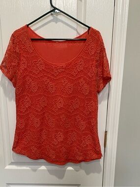 Lace Overlay Scoop Neck Short Sleeve Top in Coral
